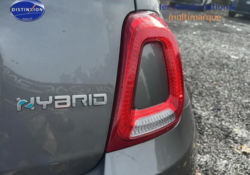 Gros plan sur le feu arrière droit gris d'une FIAT 500 avec le badge Hybrid visible sur le coffre.