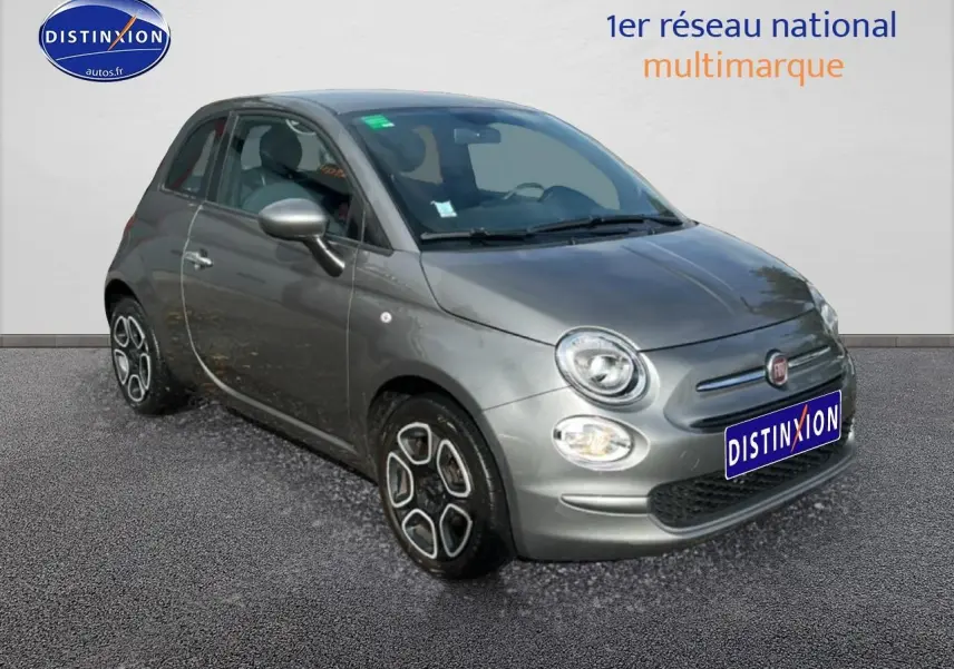 Fiat 500 gris vue 3/4 avant droit, avec jantes originales et phares ronds caractéristiques.