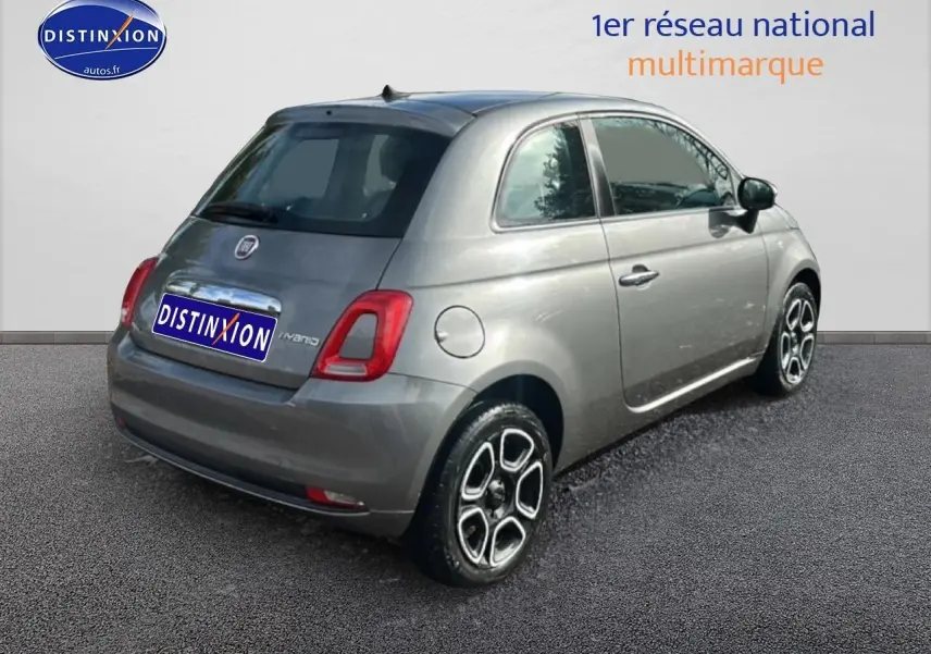 Fiat 500 gris vue 3/4 arrière droit, avec feux arrière LED et jantes alliage distinctives.