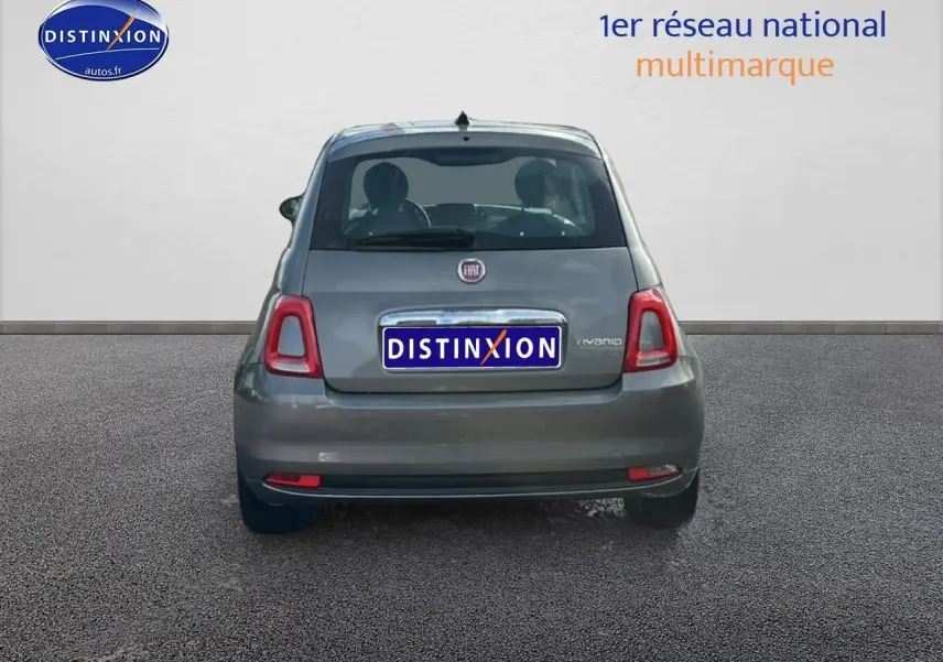 Vue arrière d'une Fiat 500 gris métallisé 2022, avec feux arrière distinctifs et logo Fiat visible.