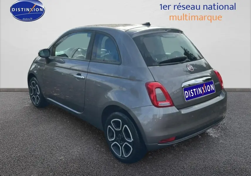 Vue 3/4 arrière droite d'une Fiat 500 gris métallisé avec jantes distinctives et feux arrière LED.