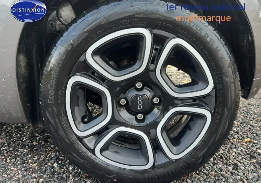 Gros plan sur la roue avant droite d'une FIAT 500 gris métallisé, montrant le pneu EcoContact et l'aile.