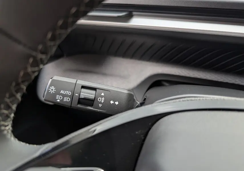 Gros plan sur la commande des feux et clignotants à gauche du volant du Citroën C3 Aircross 2026.