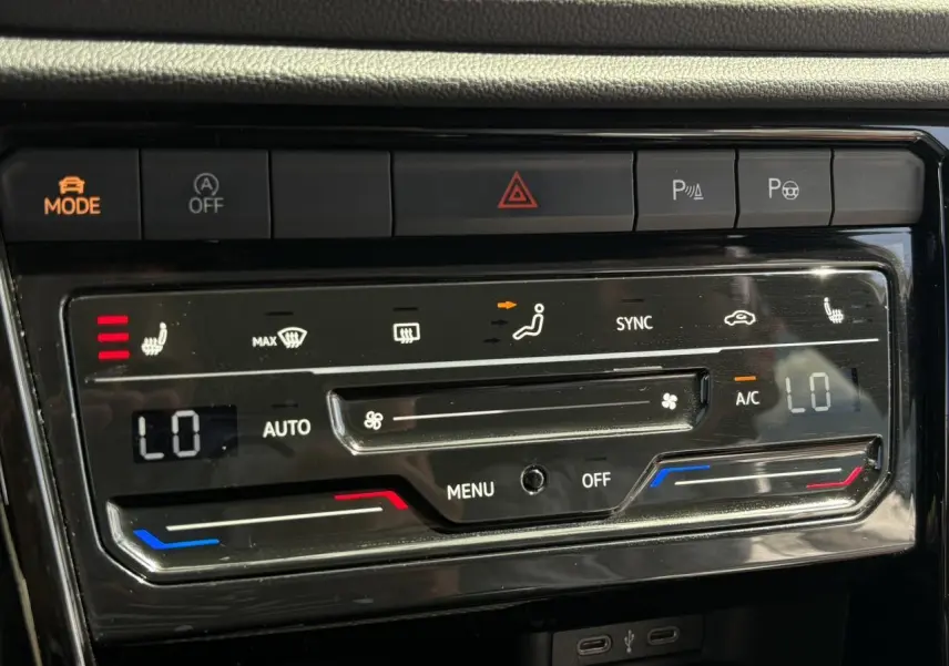Panneau de commande de la climatisation automatique bi-zone du Volkswagen T-Roc 2025, avec réglages tactiles et affichage digital.