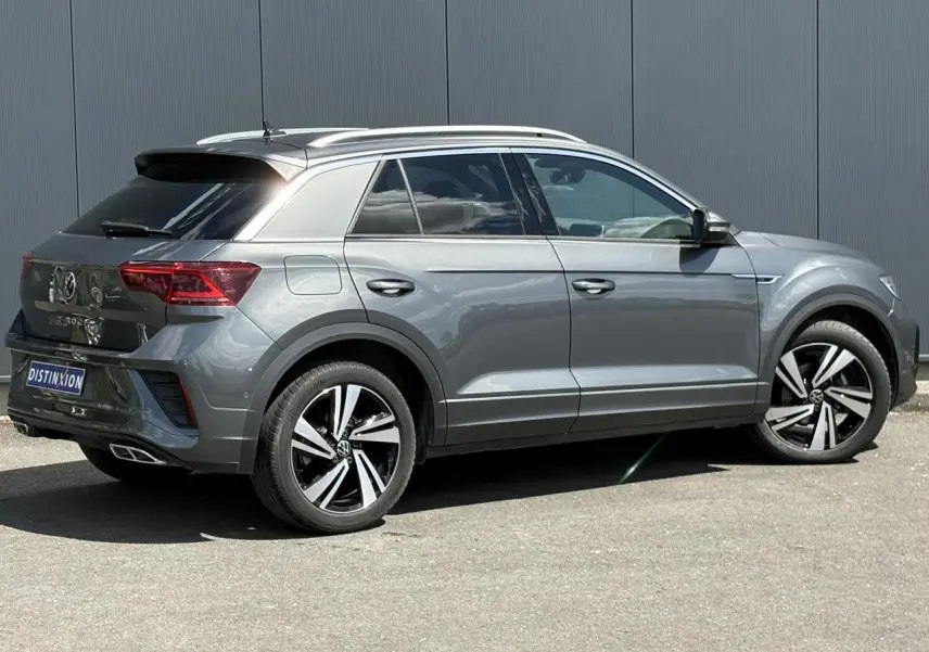 Volkswagen T-Roc 1.5 TSI R-Line gris Indium, vue profil côté droit avec jantes alliage 18 pouces Nevada.