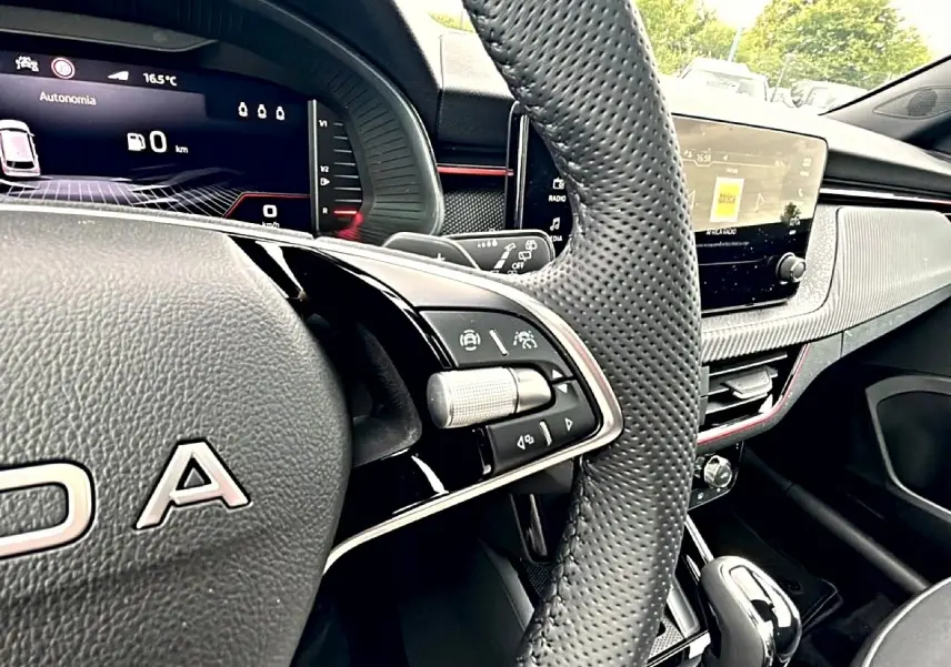 Vue rapprochée du volant cuir perforé et du tableau de bord numérique du Skoda Kamiq noir, version Monte Carlo 2026.