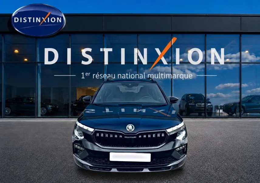 Vue frontale d'un Skoda Kamiq noir 2026 version Monte Carlo, avec calandre noire et phares LED distinctifs.