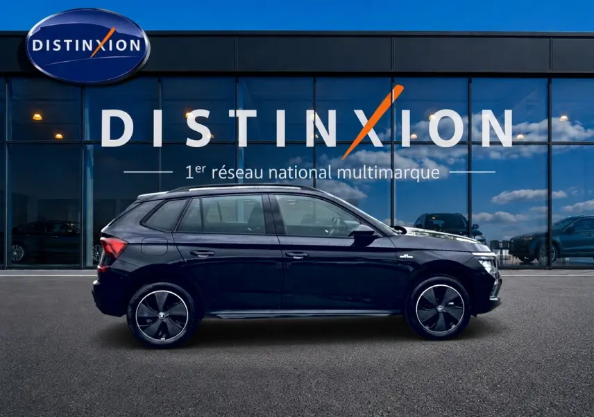 Profil côté gauche d'un Skoda Kamiq noir 2026 version Monte Carlo avec jantes alu et toit panoramique en verre.