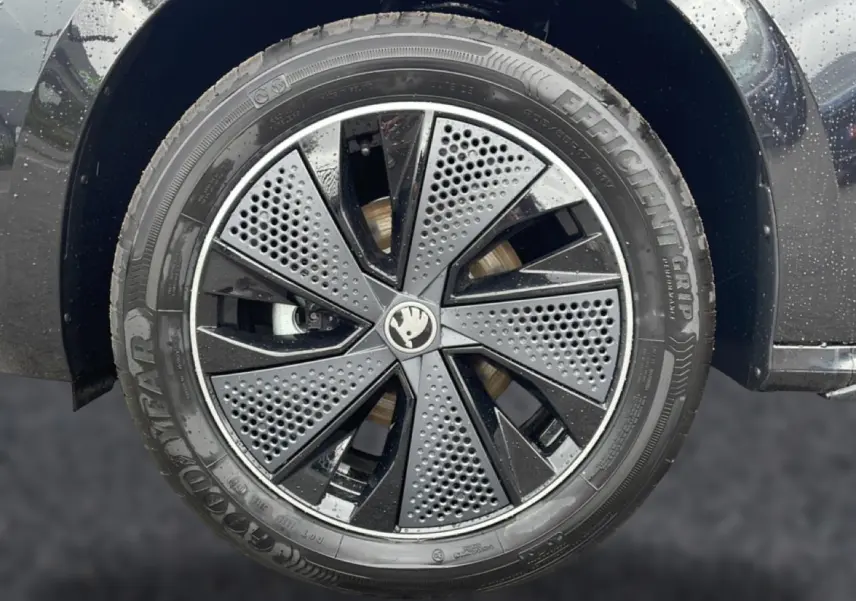 Gros plan sur la jante noire et grise perforée d’un Skoda Kamiq 2026, avec logo au centre et pneu Goodyear.