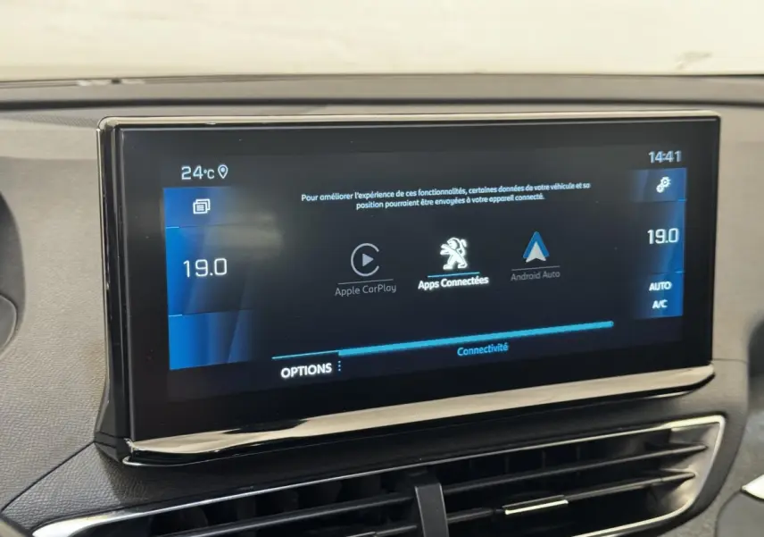 Écran tactile central du tableau de bord du Peugeot 5008 2022 affichant Apple CarPlay et Android Auto.