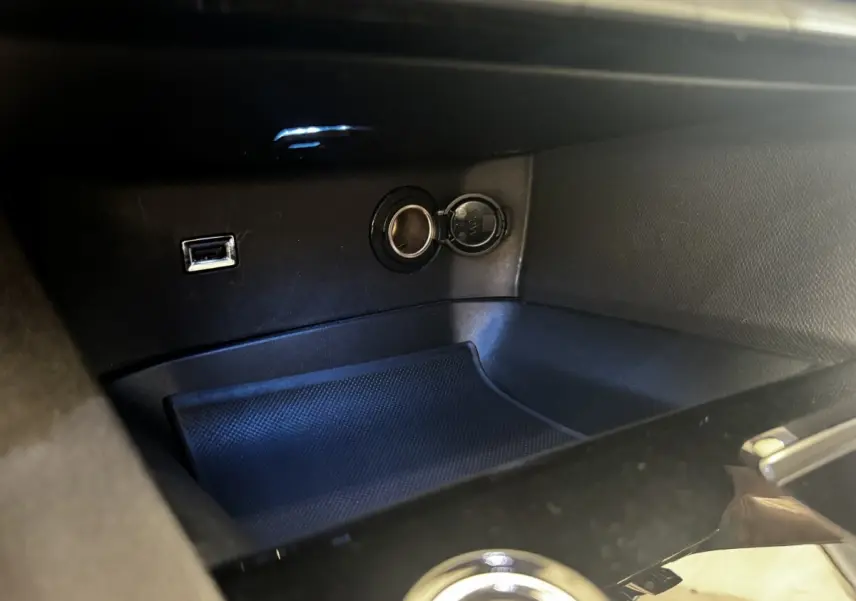 Prise USB et allume-cigare dans la console centrale noire du Peugeot 5008 BlueHDi 130 Allure Pack 2022.