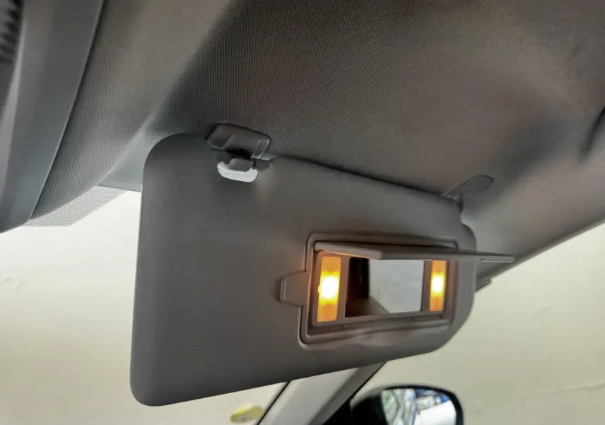 Détail intérieur du pare-soleil avec miroir éclairé côté conducteur dans un Peugeot 5008 noir.