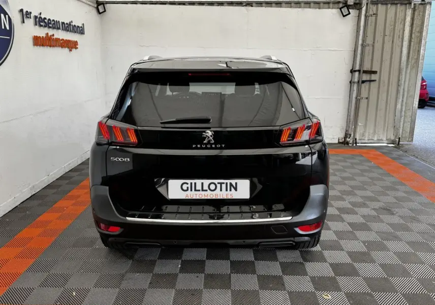 Vue arrière d'un Peugeot 5008 noir 2022, avec feux LED distinctifs et logo lion centré sur le hayon.