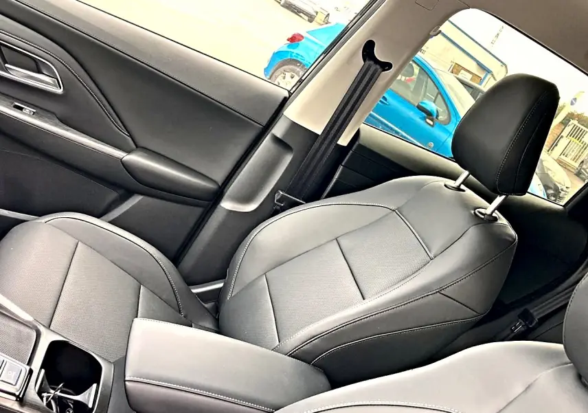 Vue intérieure côté droit du siège passager en similicuir noir du MG Motor ZS 1.5 hybrid 197 luxury 2026.