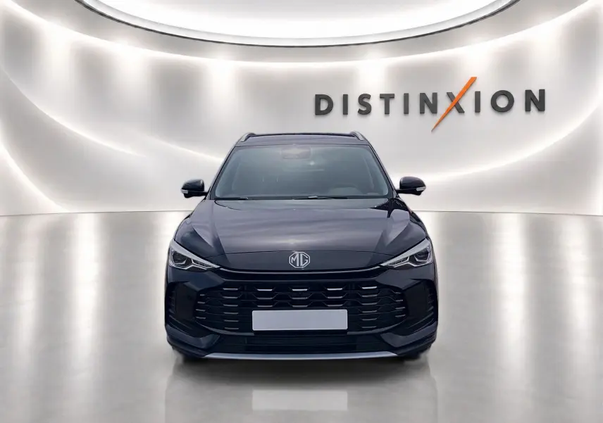 Vue frontale du MG Motor ZS 1.5 hybrid noir 2026, avec calandre large et phares LED effilés dans un studio lumineux.