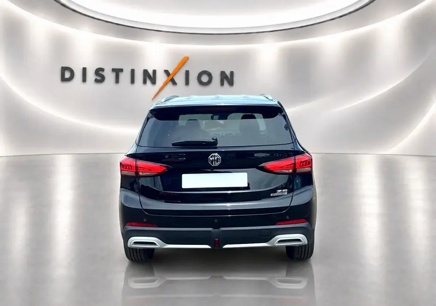 Vue arrière d'un MG Motor ZS 1.5 hybrid noir 2026 avec feux LED et double sortie d'échappement intégrée.