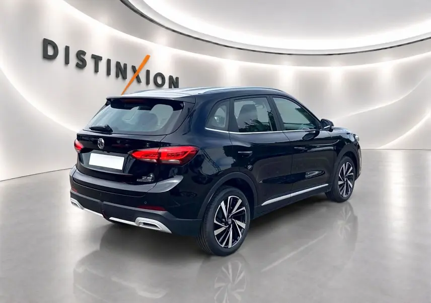 Vue 3/4 arrière droite du MG ZS 1.5 hybrid noir 2026 avec jantes alu et becquet arrière distinctif.