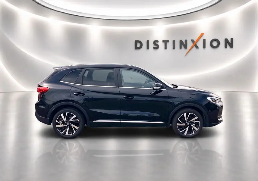 Profil côté gauche du MG Motor ZS 1.5 hybrid noir 2026 avec jantes alliage et toit panoramique en studio.