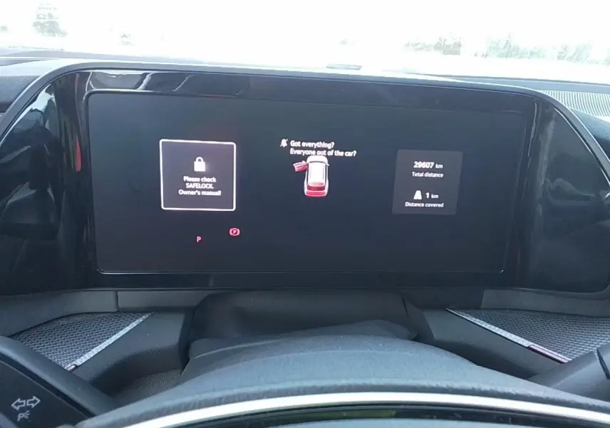 Vue intérieure du tableau de bord numérique du Skoda Kodiaq blanc Glacier 2025, affichage central du compteur digital.