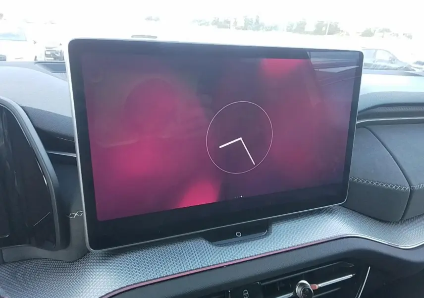 Écran tactile 13 pouces du tableau de bord du Skoda Kodiaq blanc, avec finition tissu suédine noir et inserts chrome foncé.