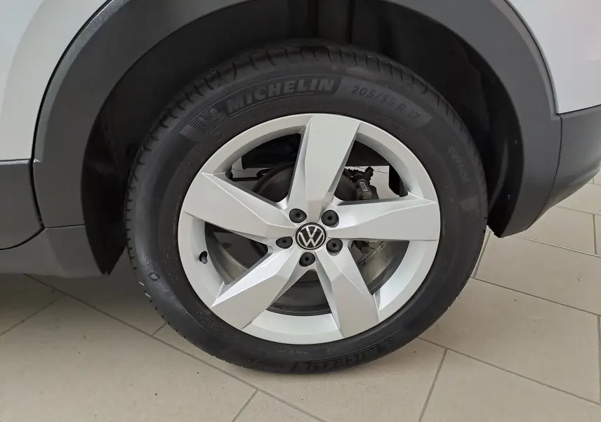Gros plan sur la roue avant droite d’un Volkswagen T-Cross 2022 argent avec jante alliage cinq branches.