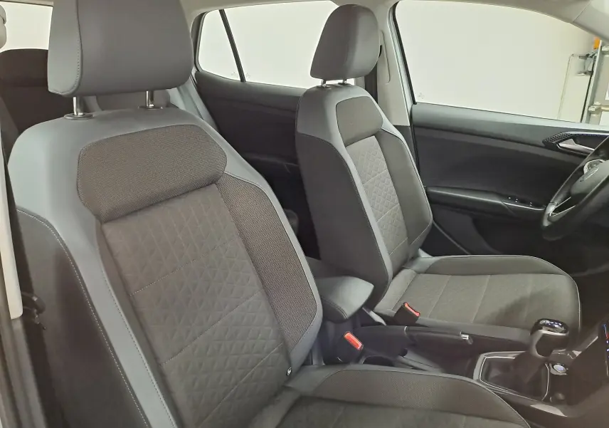Vue intérieure des sièges avant gris foncé avec surpiqûres en losange du Volkswagen T-Cross 2022 côté conducteur.