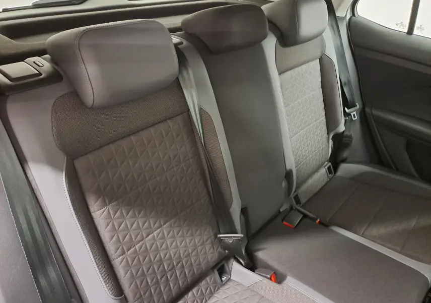 Vue intérieure des sièges arrière du Volkswagen T-Cross 2022, tissu gris foncé avec motifs géométriques.