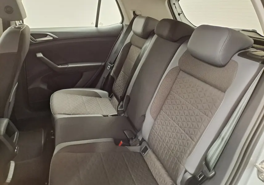 Vue intérieure des sièges arrière du Volkswagen T-Cross 2022, tissu gris avec motifs géométriques, angle côté droit.