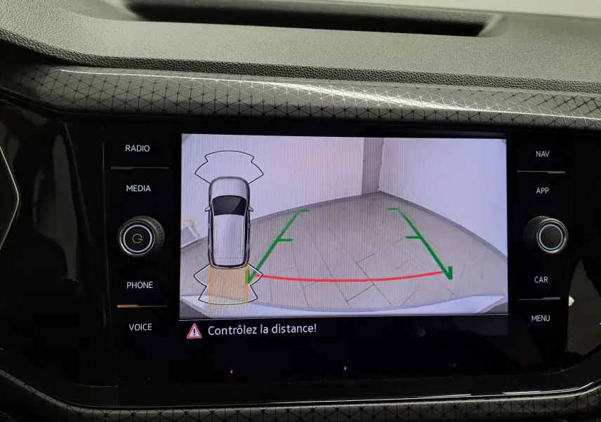 Écran de caméra de recul du Volkswagen T-Cross 2022 en peinture métallisée Reflet d'argent, affichant les lignes d'aide au stationnement.