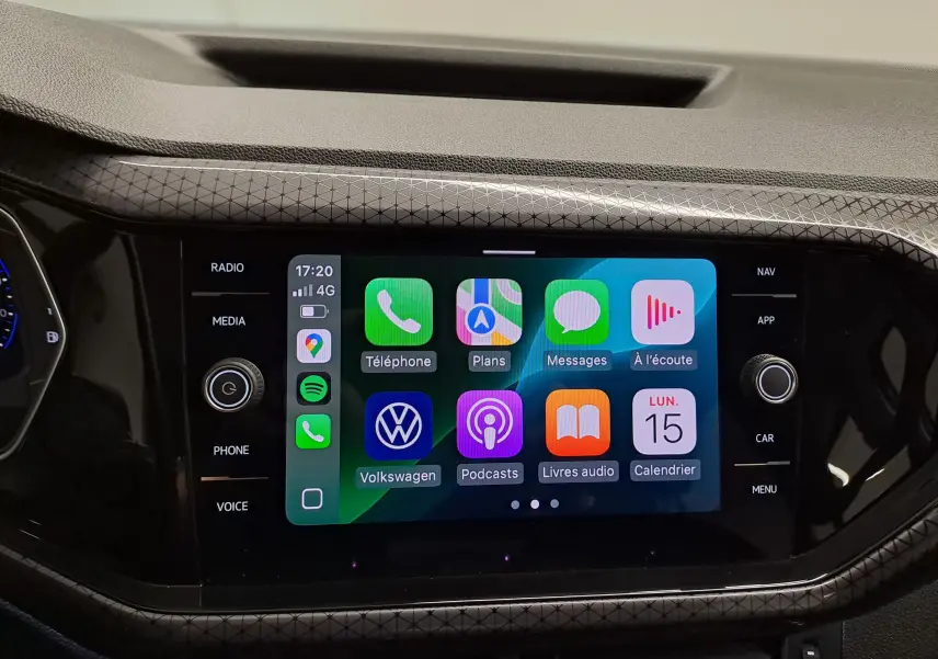 Écran tactile central du Volkswagen T-Cross 2022 affichant Apple CarPlay avec cadre noir et finition intérieure texturée.