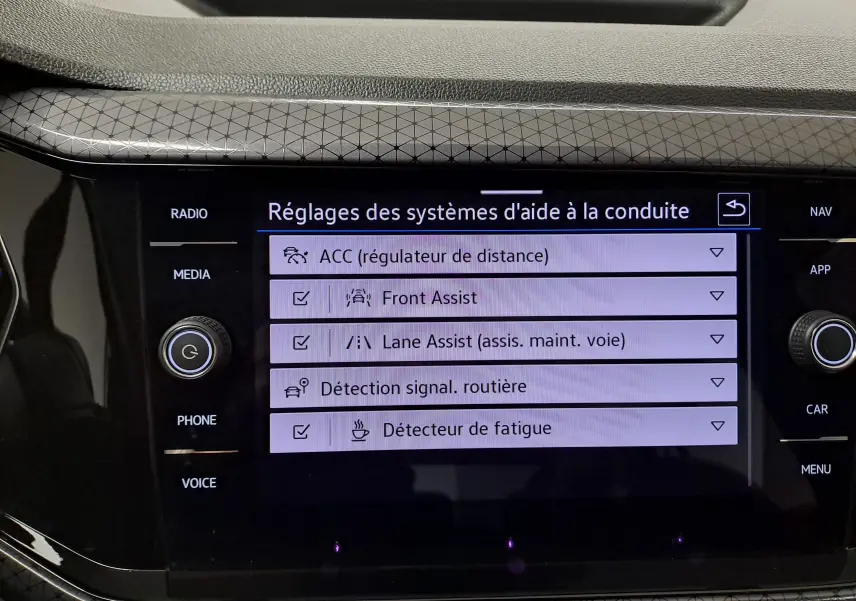 Écran tactile central du Volkswagen T-Cross 2022 montrant les réglages des aides à la conduite avec interface noire brillante.