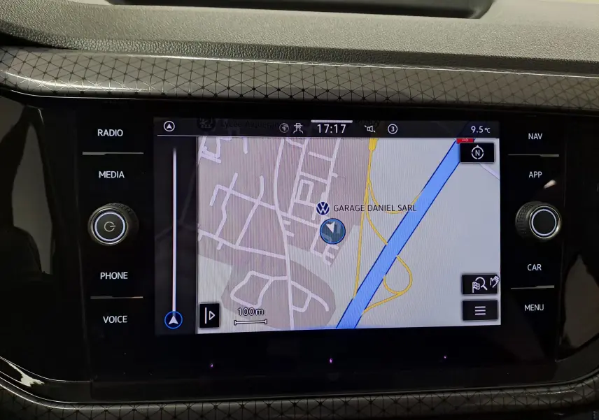 Écran central du Volkswagen T-cross 2022 affichant la navigation GPS avec interface tactile et commandes autour.