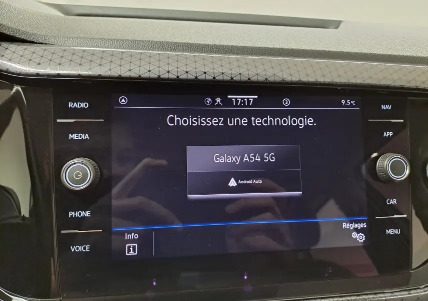 Écran central tactile du Volkswagen T-Cross 2022 affichant le menu de connexion Android Auto avec options visibles.