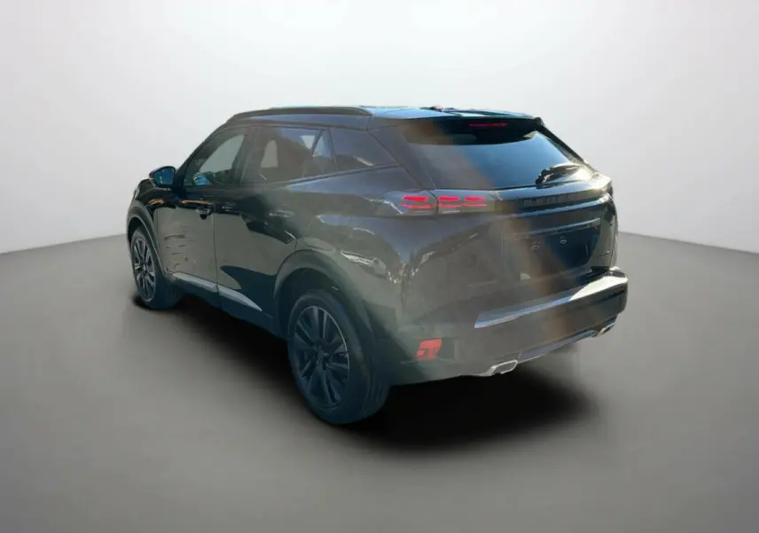 Vue 3/4 arrière gauche d’un Peugeot 2008 Hybrid 145 GT Vision noir perla nera avec jantes alu 18 pouces et toit noir.