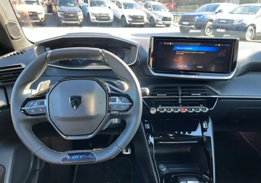 Vue intérieure frontale du tableau de bord noir et volant GT du Peugeot 2008 Hybrid 145 E-DSC6 GT Vision 2025.