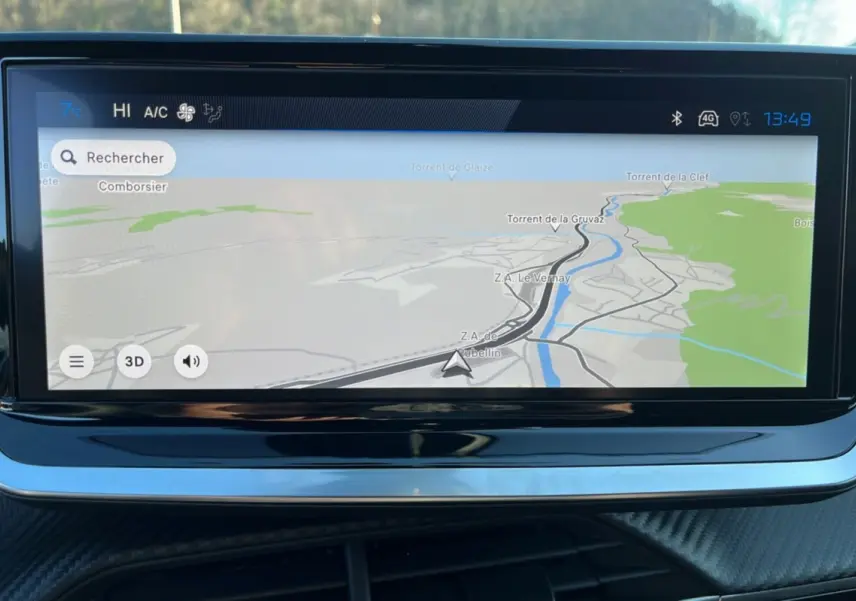 Écran tactile 10 pouces du Peugeot 2008 Hybrid 145 GT Vision affichant la navigation GPS en mode 3D.