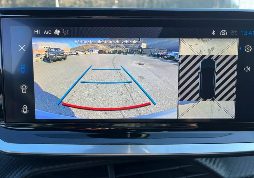 Écran tactile du Peugeot 2008 Hybrid 145 GT Vision montrant la caméra 360° avec vue arrière et vue aérienne du véhicule noir perla nera.