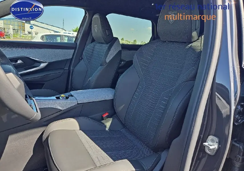 Vue intérieure côté conducteur du Peugeot 5008 Hybrid 145 GT e-dcs6 avec sièges tissu et cuir gris foncé.