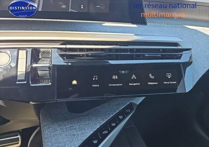 Vue rapprochée de la console centrale noire et grise du Peugeot 5008 Hybrid 145 GT e-dcs6 avec écran tactile et commandes digitales.