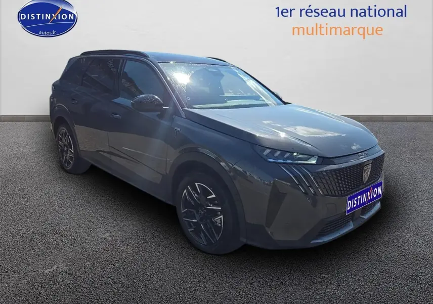 Peugeot 5008 Hybrid gris titane en 3/4 avant droit, avec calandre distinctive et jantes alliage.