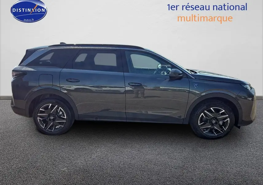 Profil droit du Peugeot 5008 Hybrid 145 GT gris titane 2025 avec jantes alu et toit noir.