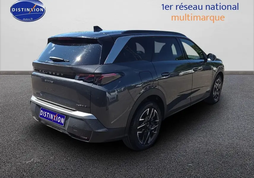 Peugeot 5008 Hybrid gris titane vue 3/4 arrière droit avec jantes alu et feux LED distinctifs.