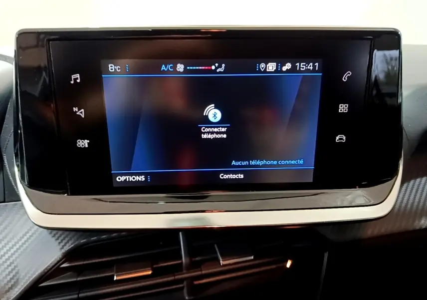 Écran tactile central de la Peugeot 208 1.5 BlueHDi 100, affichant la connexion Bluetooth au téléphone.