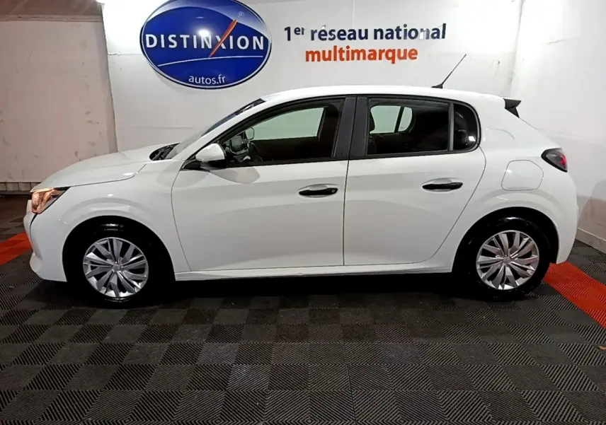 Vue de profil côté gauche d'une Peugeot 208 blanche de 2021, avec jantes alliage et feux arrière foncés.