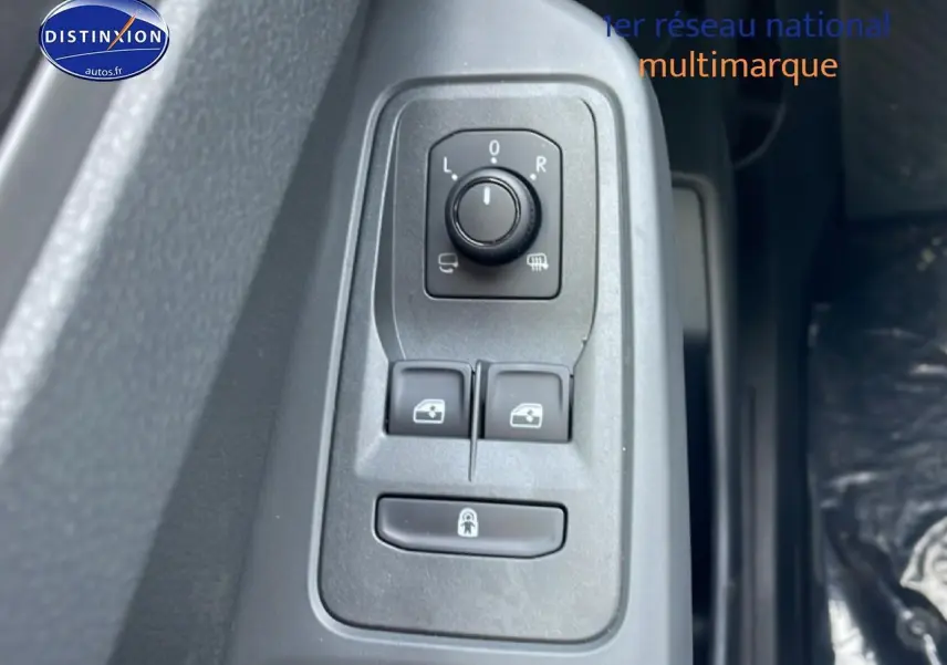 Gros plan sur les commandes de réglage des rétroviseurs et des vitres côté gauche du Volkswagen Caddy blanc 2025.