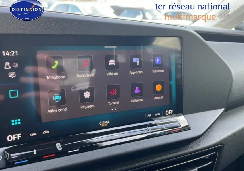 Écran tactile central du tableau de bord du Volkswagen Caddy blanc 2025, affichant les menus connectés et aides à la conduite.