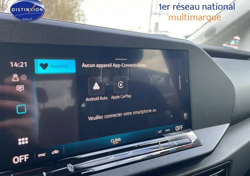 Vue rapprochée de l’écran tactile multifonction du tableau de bord du Volkswagen Caddy 2025 blanc.