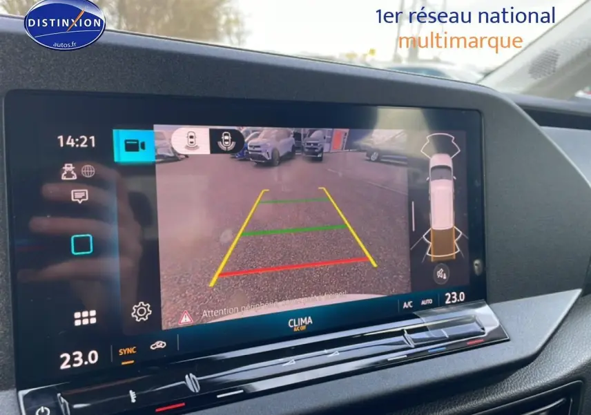 Écran tactile 10 pouces affichant la caméra de recul du Volkswagen Caddy blanc, vue intérieure avant.