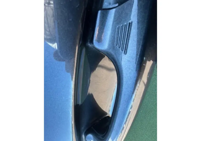 Poignée de porte gris magnetic de Ford Puma II 2023 en gros plan, mettant en valeur la texture et la finition métallisée.