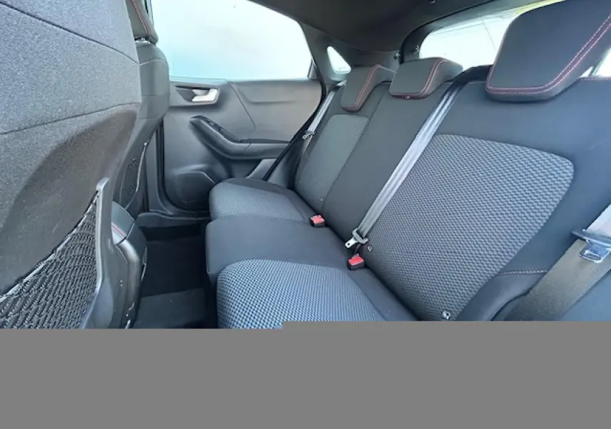 Vue intérieure arrière droite de la banquette noire avec surpiqûres rouges du Ford Puma ST-Line 2023.